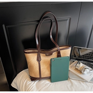 Grand sac cabas patchwork kaki et marron présenté avec tablette et casque