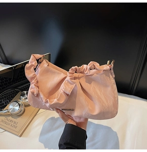 Dettaglio della borsa nuvola rosa arricciata con trama in nylon e fibbia dorata