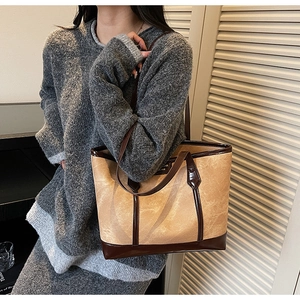 Détail du sac cabas en daim vintage avec contraste en cuir marron et grand espace