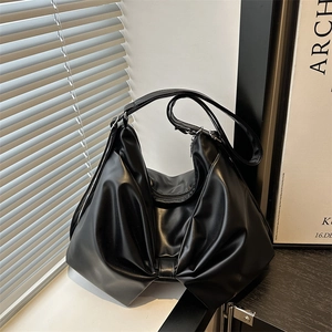 Borsa a spalla moderna in PU nero con design a fiocco pieghettato e tracolla regolabile