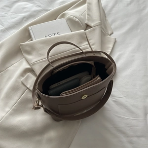 Sac seau en cuir à texture litchi avec grand intérieur et poignées supérieures