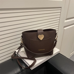 Sac seau élégant en cuir marron avec fermoir cœur doré et bandoulière pour femme