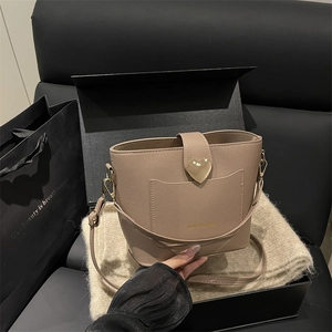 Sac seau bandoulière kaki avec boucle cœur dorée présenté dans un coffret cadeau