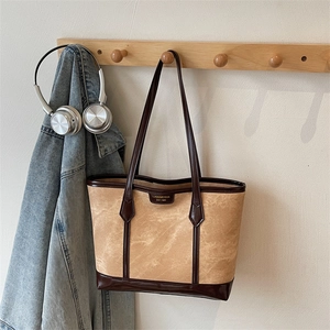 Sac fourre-tout rétro kaki avec finitions en cuir marron et texture papier sur support