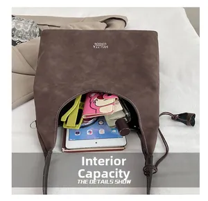 Interno spazioso della borsa tote marrone scuro con tablet, portafoglio e occhiali