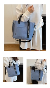 Détail d'un sac cabas bleu imperméable avec sangles noires et ruban de lettres sport