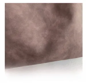 Vista dettagliata della texture in pelle vintage tortora e del logo HYLLZZA LOHDON