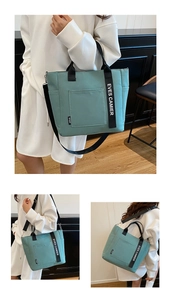 Détail du sac fourre-tout oxford vert menthe imperméable avec imprimé SPORT et poches