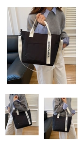 Détail du sac cabas en nylon imperméable avec sangles blanches EVES CAMIER et poche avant