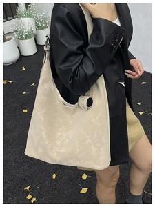 Detail of beige oversized tote bag featuring matte texture and doorbag fashion logo