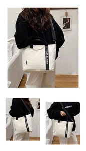 Détail du sac cabas en toile avec bandoulière réglable et grande capacité de rangement