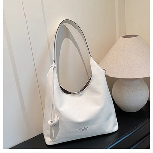 Dettaglio della borsa tote in pelle bianca HYLLZZA LONDON con stampa del marchio pulita