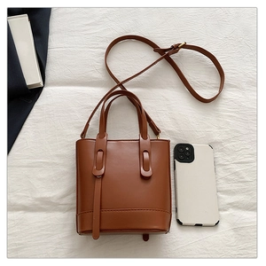 Mini sac seau caramel avec double poignée et téléphone pour référence de taille