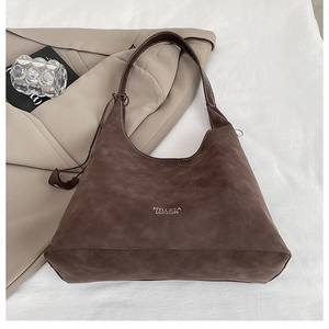 Dettaglio della grande borsa tote marrone scuro con logo HYLLZZA LONDON e finitura opaca