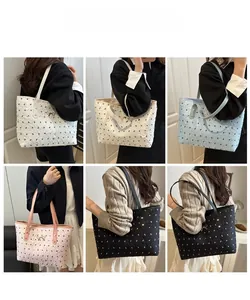 Vues détaillées du sac fourre-tout matelassé avec nœud en blanc, bleu, rose et noir