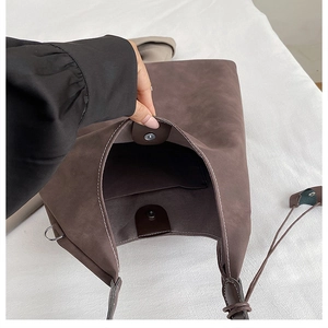 Dettaglio borsa tote in pelle scamosciata marrone con chiusura magnetica e interno
