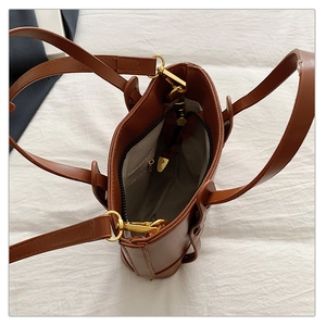 Détail intérieur du sac cabas en cuir marron avec doublure grise et zip doré