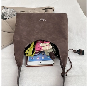 Vista dall'alto della capiente borsa tote in pelle scamosciata con tablet e accessori