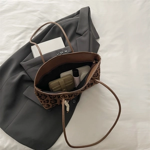 Retro large-capacity leopard print tote bag with brown faux leather trim and beaded charm