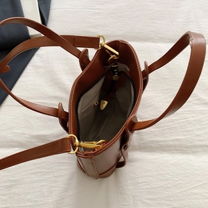 Sac fourre-tout en similicuir marron avec doublure à chevrons gris et bandoulière amovible