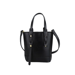Sac fourre-tout noir minimaliste avec clous dorés et bandoulière amovible pratique