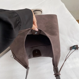 Grande borsa tote marrone scuro in finta pelle scamosciata con chiusura magnetica interna