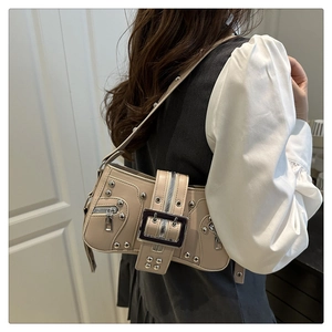 Détails des rivets vintage et de la grande boucle en métal sur le sac à bandoulière abricot