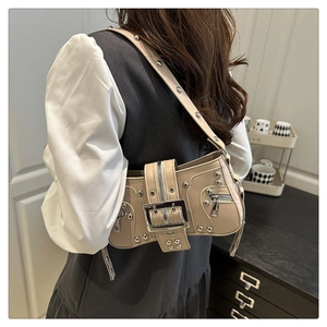 Détails du sac à bandoulière beige à rivets punk avec zips et boucle de sangle