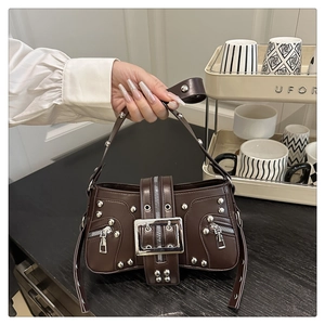 Détails du sac en similicuir marron foncé avec rivets argentés et boucle en métal
