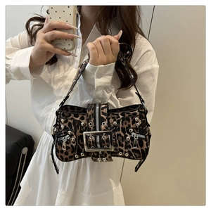 Détail du sac léopard vintage avec clous argentés et boucle métallique sur le rabat