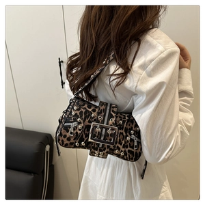 Gros plan du sac bandoulière léopard Y2K avec rivets argentés et boucles métalliques