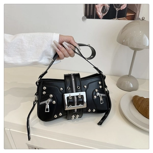 Détail du sac de moto vintage noir avec des clous argentés et boucles en métal