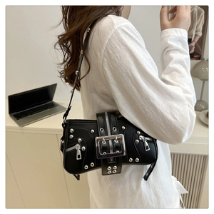 Détail du sac à bandoulière punk Y2K noir avec clous argentés et boucles métalliques