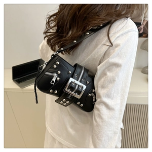 Détails du sac à bandoulière punk noir avec clous argentés sur vêtement blanc