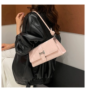 Détail du sac en cuir plissé rose clair avec boucle argentée et bandoulière nouée