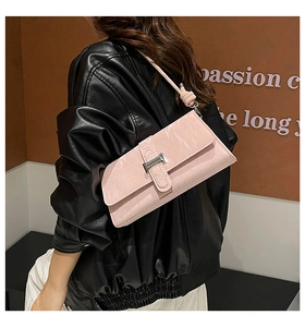 Détail du sac à épaule matelassé rose avec texture plissée vintage et boucle argentée