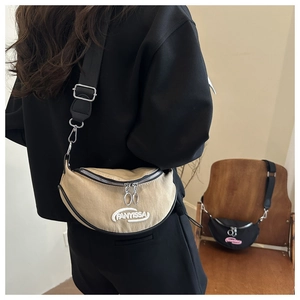 Dettaglio borsa a mezzaluna in nylon con ricamo FANYISSA e doppia zip di chiusura