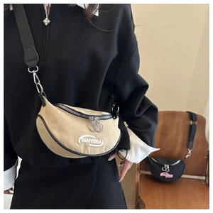 Dettaglio del ricamo FANYISSA sulla borsa a tracolla casual in tela a forma di mezzaluna