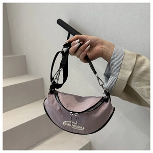 Dettaglio della borsa a mezzaluna in nylon lilla con ricamo FANYISSA e doppia cerniera