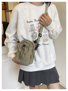 Détail du sac bandoulière en nylon vert armée avec broderie Dyoning et cordon de serrage