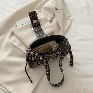 Sac bandoulière chic à imprimé léopard avec clous argentés et large sangle