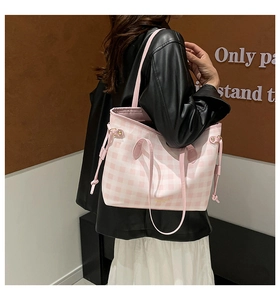 Dettaglio della borsa shopper a scacchi rosa con coulisse e trama della tracolla