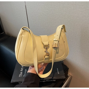 Détail du sac à bandoulière en cuir verni jaune clair avec boucle métallique vintage