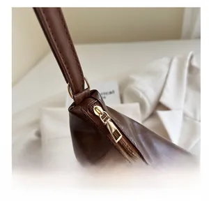 Détail macro de la fermeture éclair dorée et du cuir de haute qualité du sac fourre-tout