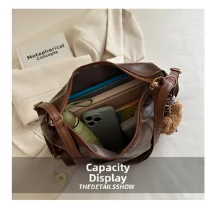 Vue détaillée du sac cabas marron montrant sa grande capacité de rangement interne