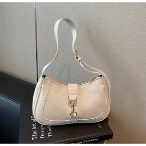 Détail du sac hobo blanc en cuir lisse avec boucle métallique dorée élégante