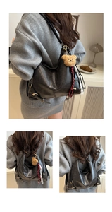 Détails d'un grand sac hobo en similicuir noir montrant les modes sac à dos et bandoulière