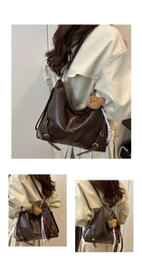 Détail du sac hobo marron foncé souple avec boucles réglables et breloque ourson en peluche