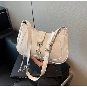 Détail du sac à bandoulière blanc crème en similicuir avec boucle et texture lisse
