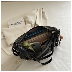 Vue de dessus de l'intérieur du grand sac fourre-tout noir montrant sa capacité de rangement